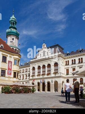 Der Hauptplatz (Fo ter) mit dem renovierten Rathaus (erbaut 1895) und Feuerwache Turm, Sopron, Ungarn Stockfoto