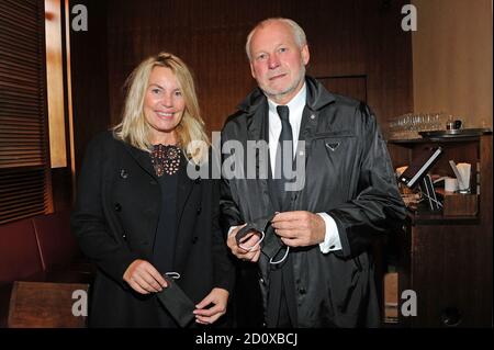 München, Deutschland. Oktober 2020. Kristina Falke und ihr Mann Paul Falke lächeln nach dem Trauergottesdienst von Gerhard Meir. Quelle: Ursula Düren/dpa/Alamy Live News Stockfoto