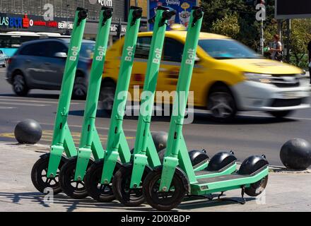 Bukarest, Rumänien - 23. Juli 2020: Bolt Elektroroller sind auf einem Bürgersteig in Bukarest geparkt. Dieses Bild ist nur für redaktionelle Zwecke bestimmt. Stockfoto