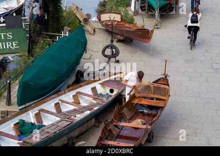 Richmond upon Thames, Surrey, England - September 02 2020: Boat Builders, die vor den Richmond Bridge Boat Houses arbeiten Stockfoto