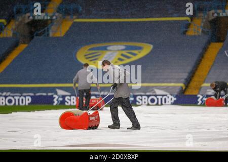 Leeds, Großbritannien. Oktober 2020. Bodenpersonal mopiert den Platz während der englischen Meisterschaft Premier League Fußballspiel zwischen Leeds United und Manchester City am 3. Oktober 2020 in Elland Road in Leeds, England - Foto Simon Davies / ProSportsImages / DPPI Kredit: LM/DPPI/Simon Davies/Alamy Live News Kredit: Gruppo Editoriale LiveMedia/Alamy Live News Stockfoto