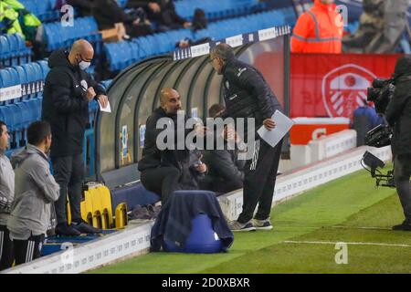 Leeds, Großbritannien. Oktober 2020. Manchester City Manager Josep Pep Guardiola und Leeds United Manager Marcelo Bielsa während der englischen Meisterschaft Premier League Fußballspiel zwischen Leeds United und Manchester City am 3. Oktober 2020 in Elland Road in Leeds, England - Foto Simon Davies / ProSportsImages / DPPI Kredit: LM/DPPI/Simon Davies/Alamy Live News Kredit: Gruppo Editoriale LiveMedia/Alamy Live News Stockfoto