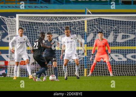 Leeds, Großbritannien. Oktober 2020. Leeds United Mittelfeldspieler Kalvin Phillips (23) und Phil Foden von Manchester City während der englischen Meisterschaft Premier League Fußballspiel zwischen Leeds United und Manchester City am 3. Oktober 2020 in Elland Road in Leeds, England - Foto Simon Davies / ProSportsImages / DPPI Kredit: LM/DPPI/Simon Davies/Alamy Live News Kredit: Gruppo Editoriale LiveMedia/Alamy Live News Stockfoto