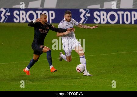 Leeds, Großbritannien. Oktober 2020. Leeds United Verteidiger Stuart Dallas (15) und Kyle Walker von Manchester City während der englischen Meisterschaft Premier League Fußballspiel zwischen Leeds United und Manchester City am 3. Oktober 2020 in Elland Road in Leeds, England - Foto Simon Davies / ProSportsImages / DPPI Kredit: LM/DPPI/Simon Davies/Alamy Live News Kredit: Gruppo Editoriale LiveMedia/Alamy Live News Stockfoto