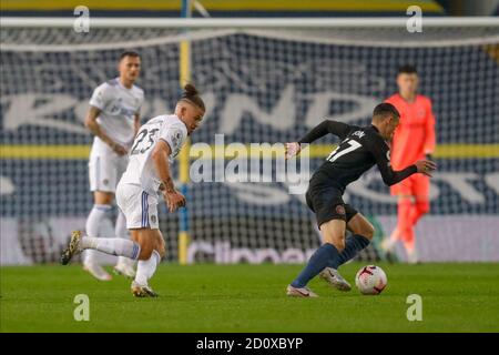 Leeds, Großbritannien. Oktober 2020. Leeds United Mittelfeldspieler Kalvin Phillips (23) und Phil Foden von Manchester City während der englischen Meisterschaft Premier League Fußballspiel zwischen Leeds United und Manchester City am 3. Oktober 2020 in Elland Road in Leeds, England - Foto Simon Davies / ProSportsImages / DPPI Kredit: LM/DPPI/Simon Davies/Alamy Live News Kredit: Gruppo Editoriale LiveMedia/Alamy Live News Stockfoto