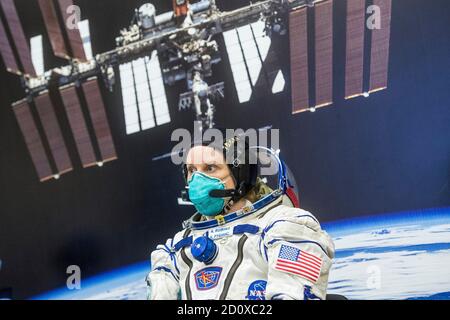 Expedition 64 NASA-Astronautin Kate Rubins während des Sokol Suit Pressure Check Tests zur Vorbereitung der kommenden russischen Sojus MS17-Sonde auf dem Kosmodrom Baikonur am 28. September 2020 in Baikonur, Kasachstan. Die Rakete soll am 14. Oktober mit den Besatzungsmitgliedern Kate Rubins von der NASA und den russischen Kosmonauten Sergey Ryzhikov und Sergey KUD-Sverchkov von Roskosmos zur Internationalen Raumstation starten. Stockfoto