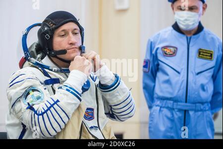 Expedition 64 der russische Kosmonaut Sergey KUD-Sverchkov während des Sokol-Suit-Druck-Check-Tests zur Vorbereitung der kommenden russischen Sojus MS17-Sonde auf dem Kosmodrom Baikonur am 28. September 2020 in Baikonur, Kasachstan. Die Rakete soll am 14. Oktober mit den Besatzungsmitgliedern Kate Rubins von der NASA und den russischen Kosmonauten Sergey Ryzhikov und Sergey KUD-Sverchkov von Roskosmos zur Internationalen Raumstation starten. Stockfoto