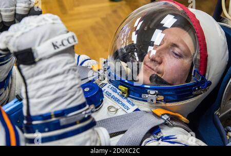 Expedition 64 der russische Kosmonaut Sergey KUD-Sverchkov während des Sokol-Suit-Druck-Check-Tests zur Vorbereitung der kommenden russischen Sojus MS17-Sonde auf dem Kosmodrom Baikonur am 28. September 2020 in Baikonur, Kasachstan. Die Rakete soll am 14. Oktober mit den Besatzungsmitgliedern Kate Rubins von der NASA und den russischen Kosmonauten Sergey Ryzhikov und Sergey KUD-Sverchkov von Roskosmos zur Internationalen Raumstation starten. Stockfoto