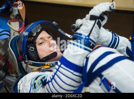 Expedition 64 der russische Kosmonaut Sergey KUD-Sverchkov während des Sokol-Suit-Druck-Check-Tests zur Vorbereitung der kommenden russischen Sojus MS17-Sonde auf dem Kosmodrom Baikonur am 28. September 2020 in Baikonur, Kasachstan. Die Rakete soll am 14. Oktober mit den Besatzungsmitgliedern Kate Rubins von der NASA und den russischen Kosmonauten Sergey Ryzhikov und Sergey KUD-Sverchkov von Roskosmos zur Internationalen Raumstation starten. Stockfoto