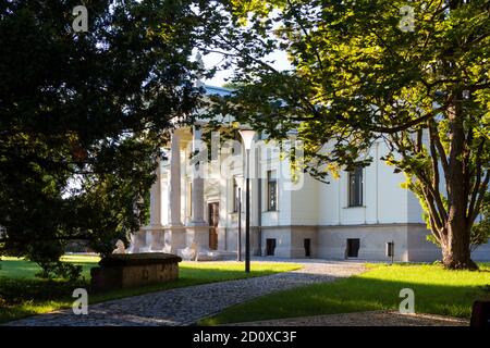 Hinterer Eingang der Lenck-Villa (Baujahr 1890, renoviert 2020), Sopron, Ungarn Stockfoto