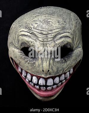 Halloween Scary Face Maske isoliert auf schwarzem Hintergrund Stockfoto