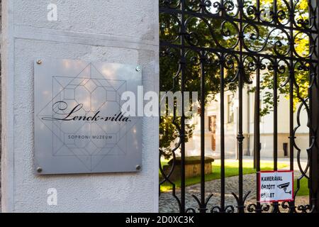 Eingangstor mit Schild der Lenck-Villa Soproni Muzeum (erbaut 1890, renoviert 2020), Sopron, Ungarn Stockfoto