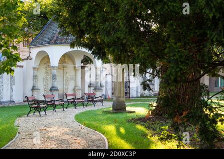 Garten der Lenck-Villa (Baujahr 1890) mit Gartenpavillon, Sopron, Ungarn Stockfoto