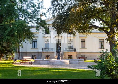 Lenck-Villa erbaut 1890, renoviert 2020, Sopron, Ungarn. Brunnen und Steinpool. Stockfoto