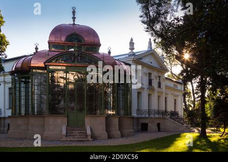 Lenck-Villa erbaut 1890, renoviert 2020, Sopron, Ungarn. Der Metallrahmen Wintergarten. Stockfoto