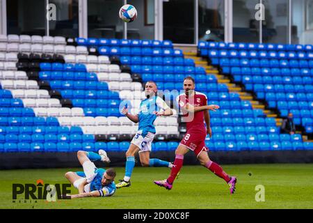 Peterborough, Großbritannien. Oktober 2020. Brett Pitman aus Swindon Town schießt während des Sky Bet League 1 Spiels, das hinter verschlossenen Türen zwischen Peterborough und Swindon Town an der London Road, Peterborough, England, gespielt wird. Gespielt ohne Unterstützer, die aufgrund der aktuellen Regierungsvorschriften während der COVID-19-Pandemie am 3. Oktober 2020 teilnehmen konnten. Foto von Nick Browning/Prime Media Images. Kredit: Prime Media Images/Alamy Live Nachrichten Stockfoto