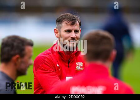 Peterborough, Großbritannien. Oktober 2020. Jonathan Grounds of Swindon Town erwärmt sich vor dem Sky Bet League 1 Spiel, das hinter verschlossenen Türen zwischen Peterborough und Swindon Town an der London Road, Peterborough, England, gespielt wurde. Gespielt ohne Unterstützer, die aufgrund der aktuellen Regierungsvorschriften während der COVID-19-Pandemie am 3. Oktober 2020 teilnehmen konnten. Foto von Nick Browning/Prime Media Images. Kredit: Prime Media Images/Alamy Live Nachrichten Stockfoto