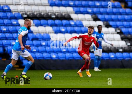 Peterborough, Großbritannien. Oktober 2020. Jordan Stevens von Swindon Town (Leihgabe von Leeds United) schließt Dan Butler von der Posh während des Sky Bet League 1 Spiels, das hinter verschlossenen Türen zwischen Peterborough und Swindon Town in London Road, Peterborough, England, gespielt wurde. Gespielt ohne Unterstützer, die aufgrund der aktuellen Regierungsvorschriften während der COVID-19-Pandemie am 3. Oktober 2020 teilnehmen konnten. Foto von Nick Browning/Prime Media Images. Kredit: Prime Media Images/Alamy Live Nachrichten Stockfoto