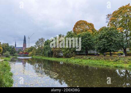 Wunderschöner Blick auf die Straße mit der Kathedrale im Hintergrund am Herbsttag. Tourismus, Reisekonzept. Europa, Schweden, Uppsala. Stockfoto