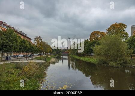 Wunderschöner Blick auf die Straße mit der Kathedrale im Hintergrund am Herbsttag. Tourismus, Reisekonzept. Europa, Schweden, Uppsala. Stockfoto