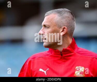 Peterborough, Großbritannien. Oktober 2020. Paul Caddis von Swindon Town vor dem Sky Bet League 1 Spiel spielte hinter verschlossenen Türen zwischen Peterborough und Swindon Town in London Road, Peterborough, England. Gespielt ohne Unterstützer, die aufgrund der aktuellen Regierungsvorschriften während der COVID-19-Pandemie am 3. Oktober 2020 teilnehmen konnten. Foto von Nick Browning/Prime Media Images. Kredit: Prime Media Images/Alamy Live Nachrichten Stockfoto