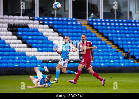 Peterborough, Großbritannien. Oktober 2020. Brett Pitman aus Swindon Town schießt während des Sky Bet League 1 Spiels, das hinter verschlossenen Türen zwischen Peterborough und Swindon Town an der London Road, Peterborough, England, gespielt wird. Gespielt ohne Unterstützer, die aufgrund der aktuellen Regierungsvorschriften während der COVID-19-Pandemie am 3. Oktober 2020 teilnehmen konnten. Foto von Nick Browning/Prime Media Images. Kredit: Prime Media Images/Alamy Live Nachrichten Stockfoto