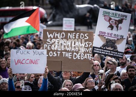 Tausende maskenlose Demonstranten ignorieren die soziale Distanzierung für ‘Wir stimmen nicht zu’ Anti-Lockdown-Proteste und Kundgebungen am Trafalgar Square, London, Großbritannien. Stockfoto