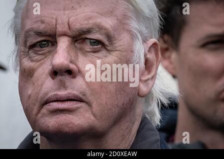 Tausende maskenlose Demonstranten ignorieren die soziale Distanzierung für ‘Wir stimmen nicht zu’ Anti-Lockdown-Proteste und Kundgebungen am Trafalgar Square, London, Großbritannien. Stockfoto