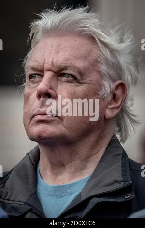 Tausende maskenlose Demonstranten ignorieren die soziale Distanzierung für ‘Wir stimmen nicht zu’ Anti-Lockdown-Proteste und Kundgebungen am Trafalgar Square, London, Großbritannien. Stockfoto