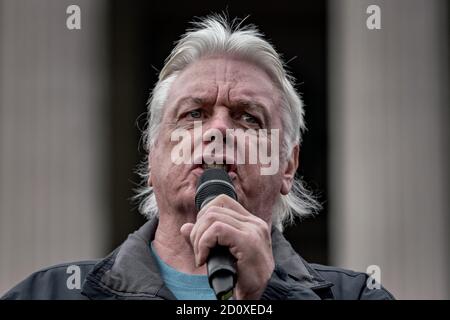 Tausende maskenlose Demonstranten ignorieren die soziale Distanzierung für ‘Wir stimmen nicht zu’ Anti-Lockdown-Proteste und Kundgebungen am Trafalgar Square, London, Großbritannien. Stockfoto