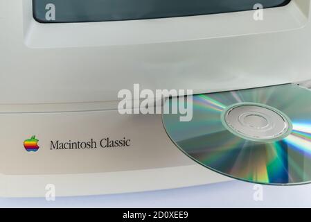 Ein alter Retro Apple Macintosh Classic PC aus den 1990er Jahren mit Diskettenlaufwerk, Dänemark, 38. September 2020 Stockfoto