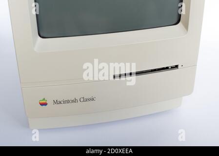 Ein alter Retro Apple Macintosh Classic aus den 1990er Jahren mit Diskettenlaufwerk, Dänemark, 28. September 2020 Stockfoto