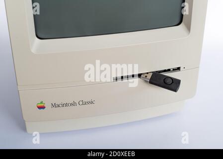 USB-Stick passt nicht in ein Diskettenlaufwerk auf einem Macintosh Classic, Dänemark, 28. september 2020 Stockfoto