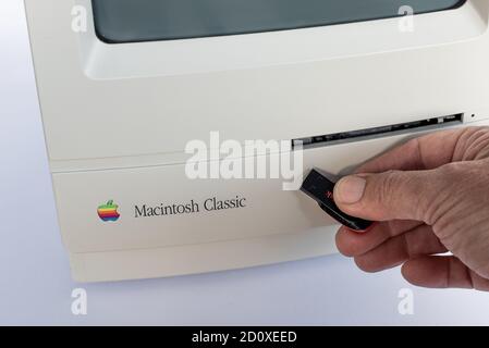 USB-Stick passt nicht in ein Diskettenlaufwerk auf einem Macintosh Classic, Dänemark, 28. september 2020 Stockfoto