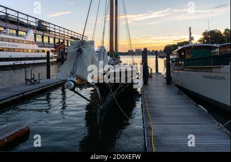 New York / USA - Juli 28 2020: Pier Blick auf den Hafen bei Sonnenuntergang. Die Boote dockten an den Chelsea Piers am Hudson River in Manhattan an. Stockfoto