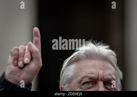 Tausende maskenlose Demonstranten ignorieren die soziale Distanzierung für ‘Wir stimmen nicht zu’ Anti-Lockdown-Proteste und Kundgebungen am Trafalgar Square, London, Großbritannien. Stockfoto