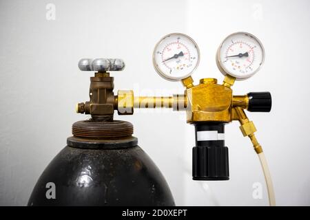Gasschweißanlage auf einem Tank. Manometer für Schweißen, Schneiden und verwandte Prozesse Stockfoto