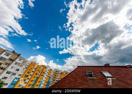 Mischung von architektonischen Stilen - altes osteuropäisches Plattenblockgehäuse Anwesen treffen auf modernes Gebäude mit Dach-/Dachfenster Stockfoto