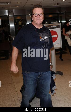 Miami, Vereinigte Staaten Von Amerika. Februar 2010. MIAMI, FL - 3. FEBRUAR: Thomas Duane 'Tom' Arnold (geboren 6. März 1959) kommt am Miami International Airport an. Am 3. Februar 2010 in Miami, Florida. Personen: Tom Arnold Kredit: Storms Media Group/Alamy Live News Stockfoto