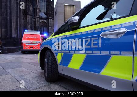 Polizeiwagen und Notarzt mit Blaulicht an einem Einsatzort - Symbolbild, Köln, Nordrhein-Westfalen, Deutschland Stockfoto