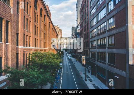 New York / USA - Juli 28 2020: Blick auf die High Line zur 15. Straße in Chelsea und Meatpacking, Manhattan Stockfoto