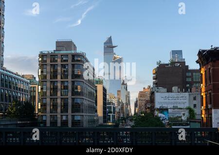 New York / USA - Juli 28 2020: Ein Blick von der High Line auf die 18. Straße und die Gebäude in Chelsea, Manhattan NYC Stockfoto