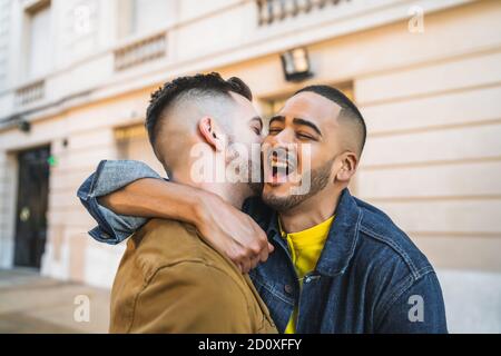 Portrait von Happy homosexuelles Paar Zeit miteinander zu verbringen und umarmen in der Straße. Lgbt und liebe Konzept. Stockfoto