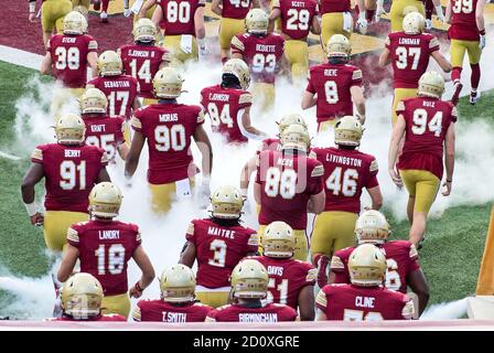 Alumni-Stadion. Oktober 2020. MA, USA; Boston College Eagles Spieler nehmen das Feld während des NCAA Fußballspiels zwischen North Carolina Tar Heels und Boston College Eagles im Alumni Stadium. Anthony Nesmith/CSM/Alamy Live News Stockfoto