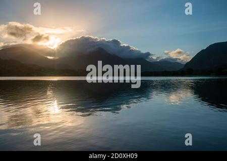 Atemberaubendes Landschaftsbild bei Sonnenaufgang mit Blick über Loweswater im See Bezirk in Richtung Low Fell und Grasmere mit bunten Himmel brechen Auf dem Berg Stockfoto