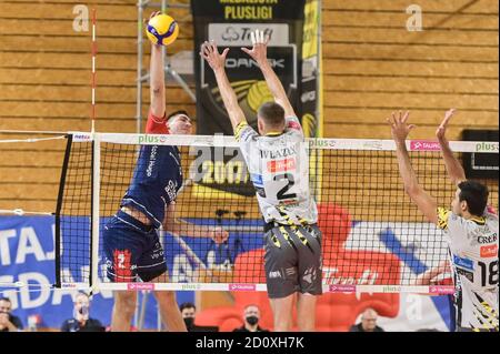 Lukasz Kaczmarek von ZAKSA beim Polnischen Volleyball Plus Liga Spiel zwischen Trefl Danzig und Grupa Azoty ZAKSA Kedzierzyn Kozle in Aktion.(Endstand; Trefl Danzig 0:3 Grupa Azoty ZAKSA Kedzierzyn Kozle) Stockfoto