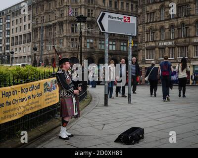 Ein Dudelsackspieler in Edinburghs Princes Street, Schottland Stockfoto