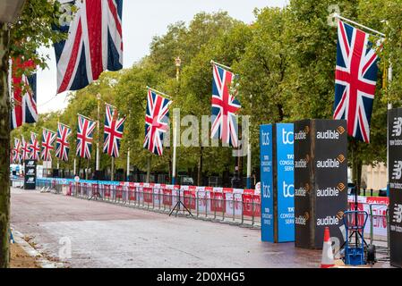 Ein Blick auf die Strecke in der Mall für den 40. London Marathon. Nur Elite-Läufer werden die Strecke in diesem Jahr laufen, wobei alle anderen an einem ‘virtuellen“ Marathon teilnehmen. Das Rennen findet auf einer geschlossenen Bio-sicheren Rundstrecke rund um den St James's Park im Zentrum von London in der Mall, Birdcage Walk & Horse Guards Parade statt. Stockfoto