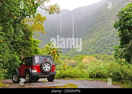 Wasserfälle und Offroad-Abenteuer in einem Jeep auf dem Große Insel von Hawaii Stockfoto