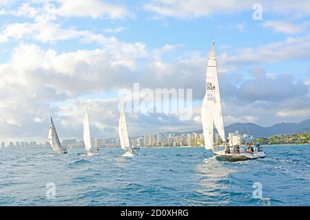 Freitagabend Segelbootrennen vor Waikiki in Honolulu auf Oahu, Hawaii Stockfoto